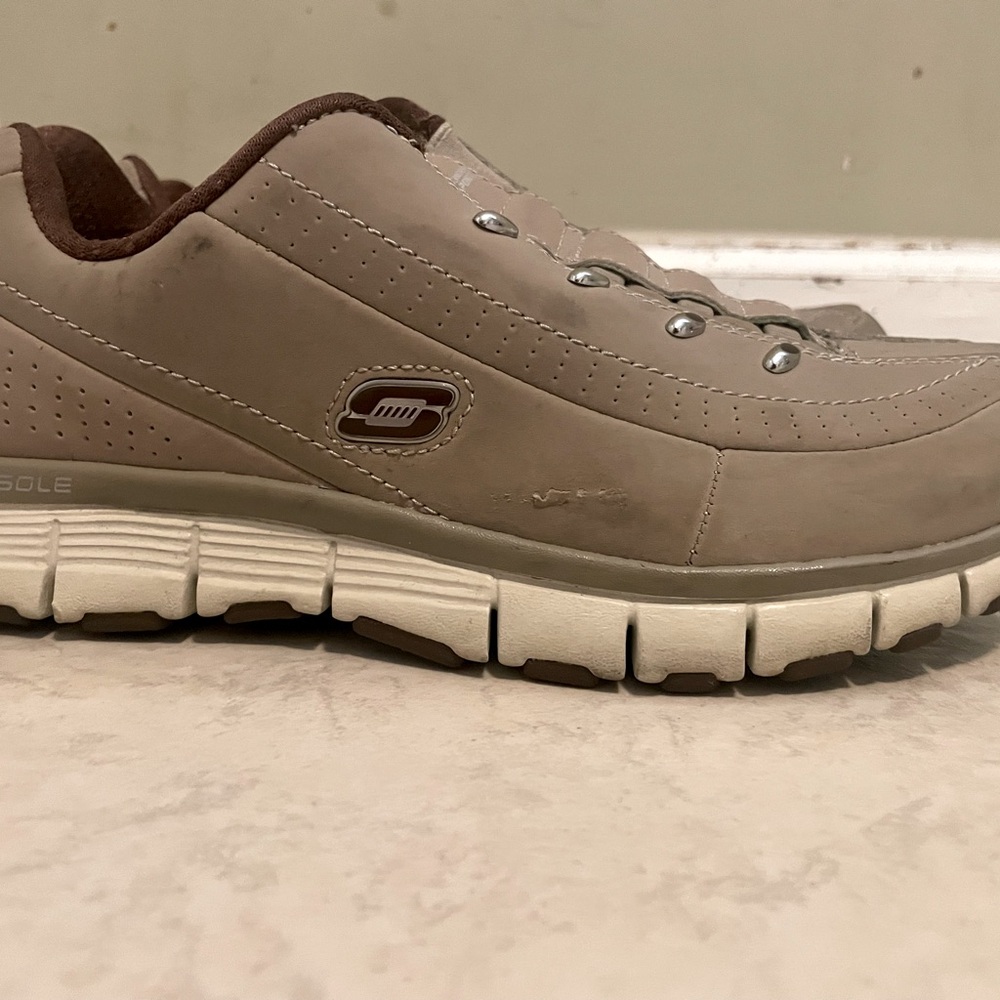 6.5 Sketchers Flex Fit Athletic Shoe